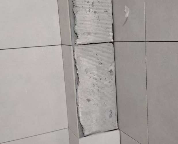 绥中瓷砖空鼓维修公司分享下瓷砖施工前基层浇水润湿程度不足，可能导致以下问题
