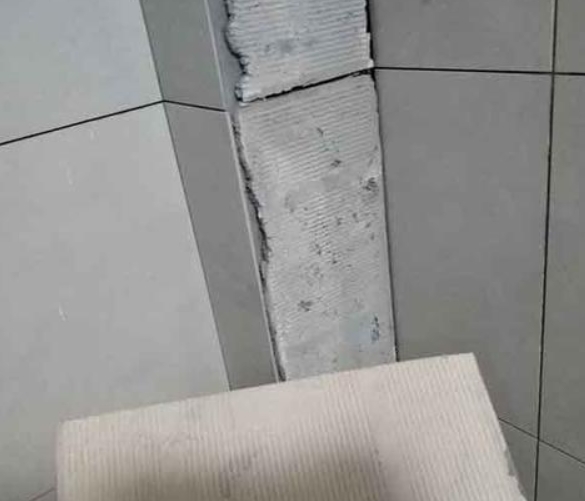 绥中瓷砖空鼓维修公司分享下厨房瓷砖脱落的补救措施。